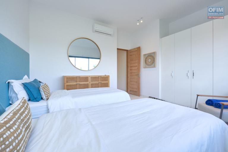 Accessible aux étrangers Appartement GRAND BAIE - PEREYBERE - POINTE AUX CANONNIERS – photo 7 sur 15 – Chambre lumineuse