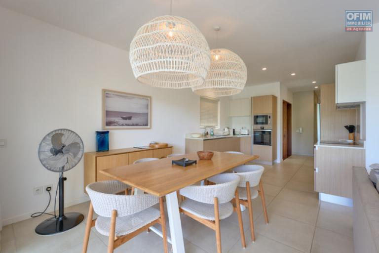 Accessible aux étrangers Appartement GRAND BAIE - PEREYBERE - POINTE AUX CANONNIERS – photo 3 sur 14 – Cuisine ouverte