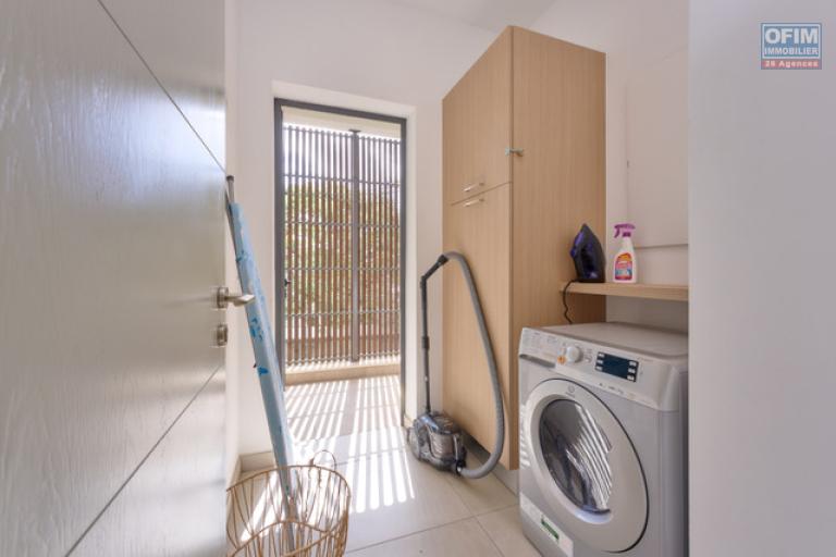 Accessible aux étrangers Appartement GRAND BAIE - PEREYBERE - POINTE AUX CANONNIERS – photo 11 sur 14 – Buanderie