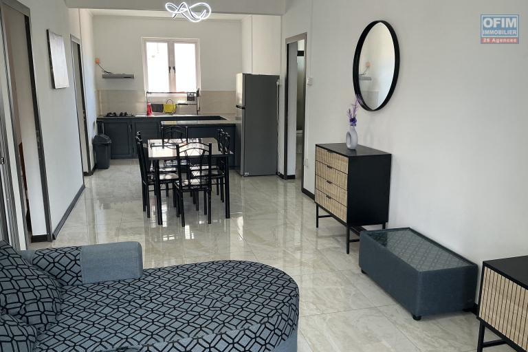 Location Appartement GRAND BAIE - PEREYBERE - POINTE AUX CANONNIERS – photo 1 sur 7 – Pièce de vie