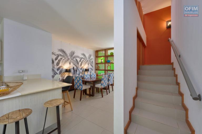 Accessible aux étrangers Appartement GRAND BAIE - PEREYBERE - POINTE AUX CANONNIERS – photo 6 sur 18 – Cuisine ouverte équipée