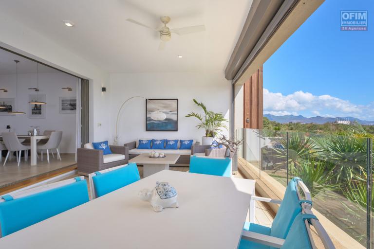 Accessible aux étrangers Appartement POINTE AUX PIMENTS - BALACLAVA - BAIE DU TOMBEAU – photo 2 sur 14 – Pièce de vie avec vue mer