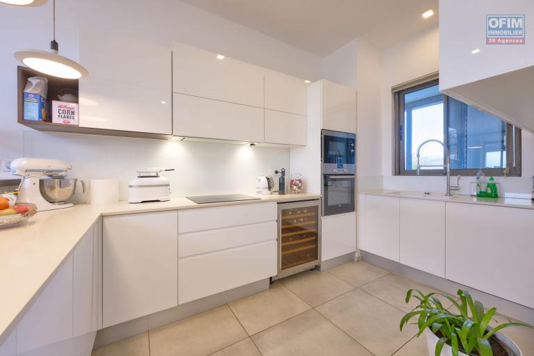 Accessible aux étrangers Appartement POINTE AUX PIMENTS - BALACLAVA - BAIE DU TOMBEAU – photo 5 sur 14 – Cuisine équipée
