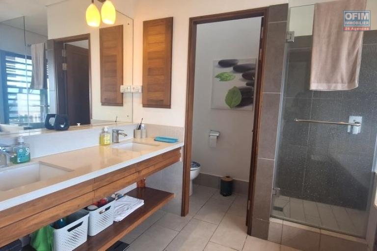 Accessible aux étrangers Appartement TAMARIN - RIVIERE NOIRE - MORNE – photo 16 sur 17 – Salle de bains