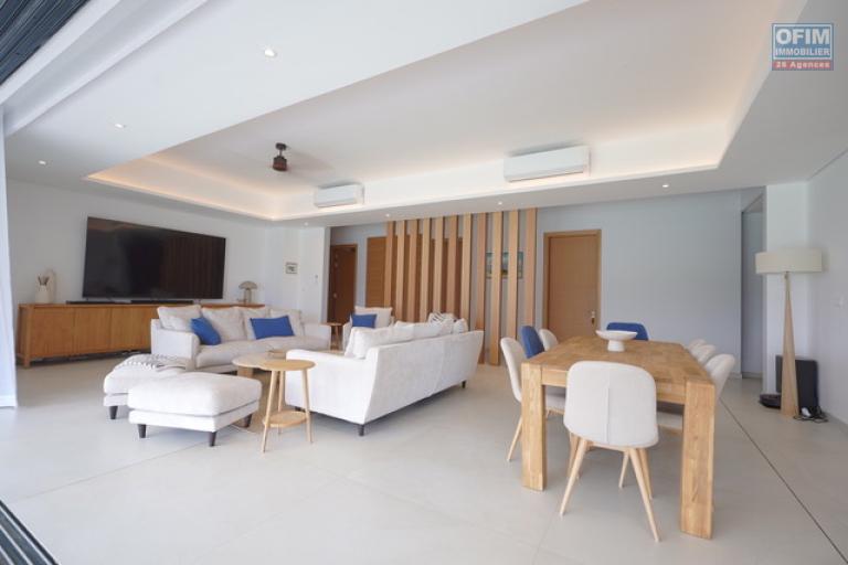 Accessible aux étrangers Appartement MONT CHOISY - TROU AUX BICHES – photo 2 sur 12 – Pièce de vie lumineuse