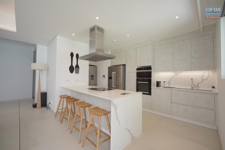 Accessible aux étrangers Appartement MONT CHOISY - TROU AUX BICHES – photo 3 sur 12 – Cuisine ouverte équipée
