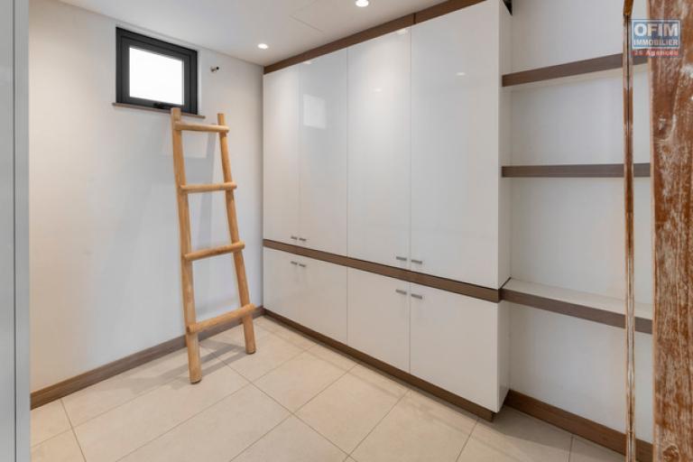 Accessible aux étrangers Appartement MONT CHOISY - TROU AUX BICHES – photo 11 sur 13 – Dressing