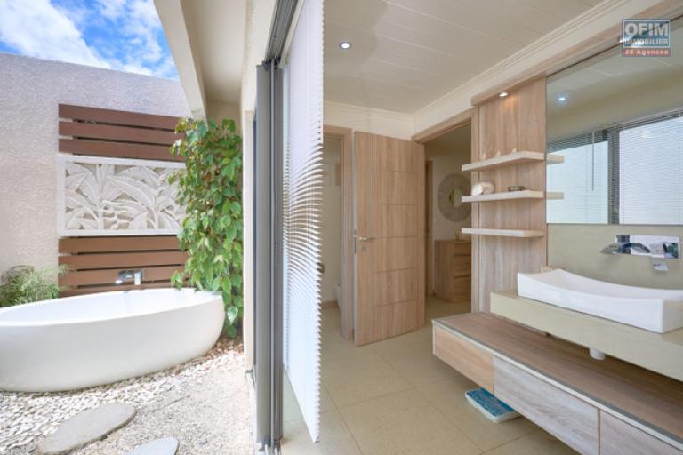 Accessible aux étrangers Maison / Villa GRAND BAIE - PEREYBERE - POINTE AUX CANONNIERS – photo 12 sur 15 – Salle de bains