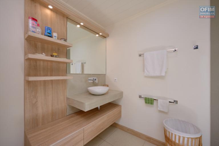 Accessible aux étrangers Maison / Villa GRAND BAIE - PEREYBERE - POINTE AUX CANONNIERS – photo 13 sur 15 – Salle de bains