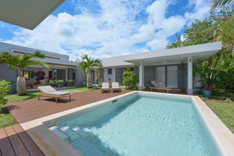 Accessible aux étrangers Maison / Villa POINTE AUX PIMENTS - BALACLAVA - BAIE DU TOMBEAU – photo 2 sur 16 – Piscine