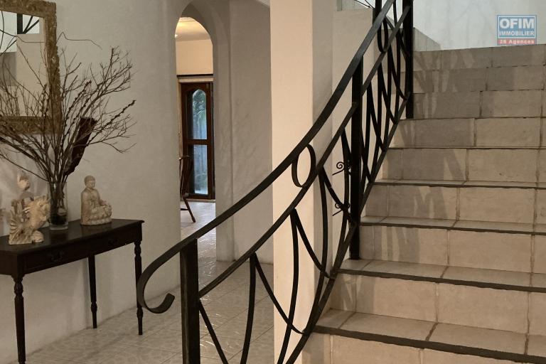 Vente Maison / Villa MONT CHOISY - TROU AUX BICHES – photo 3 sur 16 – Escalier