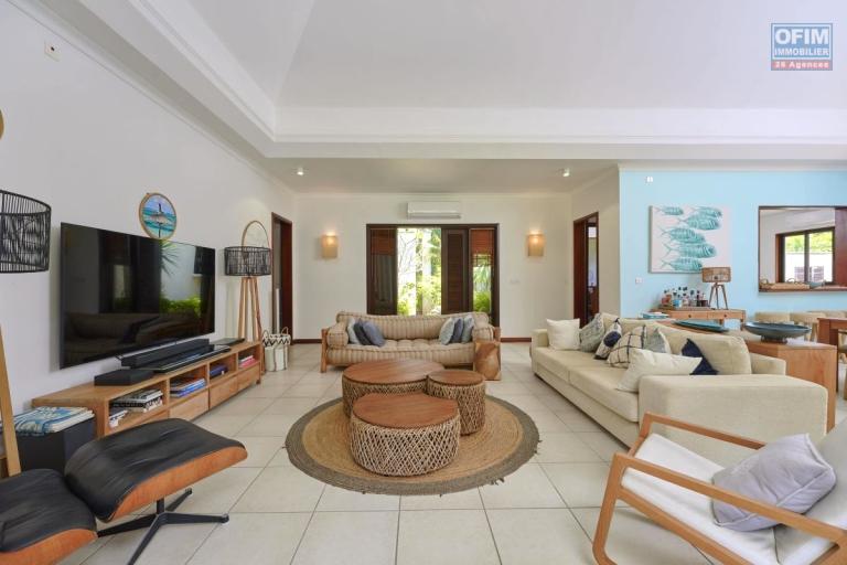 Accessible aux étrangers Maison / Villa TAMARIN - RIVIERE NOIRE - MORNE – photo 7 sur 15 – Pièce de vie spacieuse