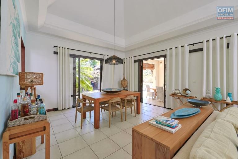 Accessible aux étrangers Maison / Villa TAMARIN - RIVIERE NOIRE - MORNE – photo 8 sur 15 – Salle à manger lumineuse