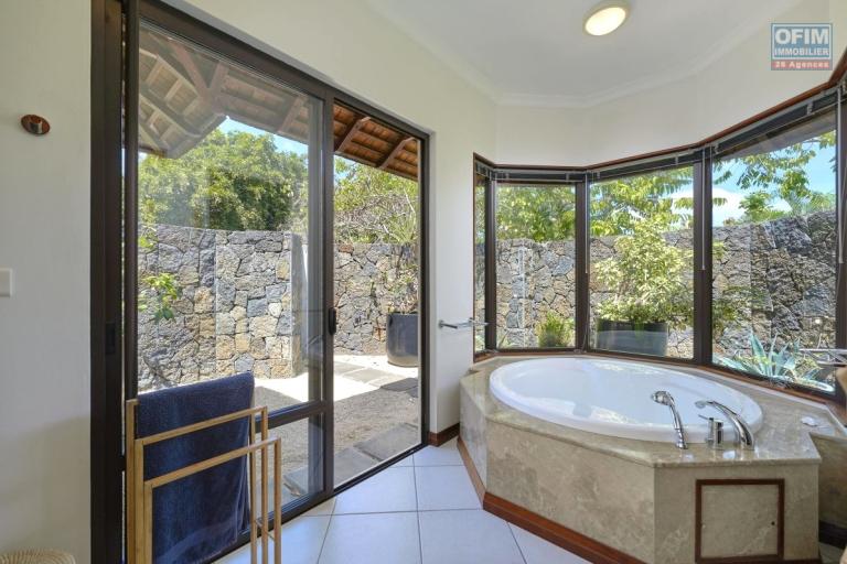 Accessible aux étrangers Maison / Villa TAMARIN - RIVIERE NOIRE - MORNE – photo 12 sur 15 – Salle de bains lumineuse