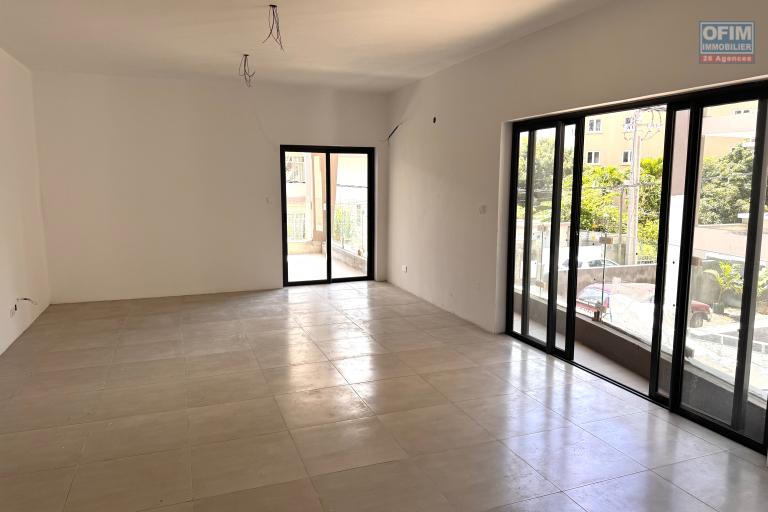 Vente Appartement BEAU BASSIN - ROSE HILL - QUATRE BORNES – photo 2 sur 6 – Pièce de vie lumineuse