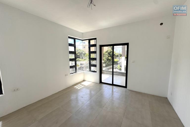Vente Appartement BEAU BASSIN - ROSE HILL - QUATRE BORNES – photo 4 sur 6 – Séjour lumineux