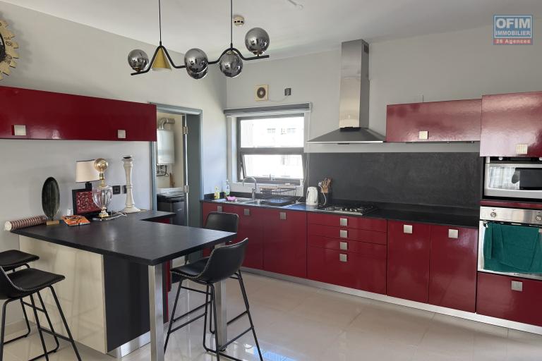 Location Appartement BEAU BASSIN - ROSE HILL - QUATRE BORNES – photo 7 sur 12 – Cuisine ouverte équipée