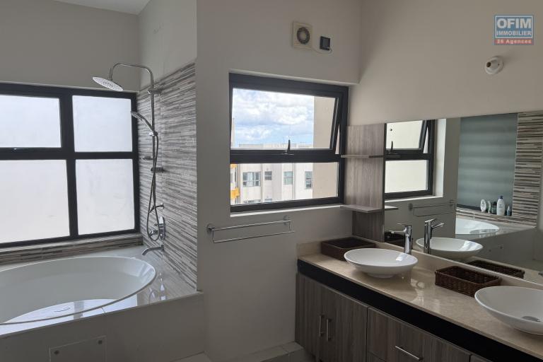 Location Appartement BEAU BASSIN - ROSE HILL - QUATRE BORNES – photo 12 sur 12 – Salle de bains