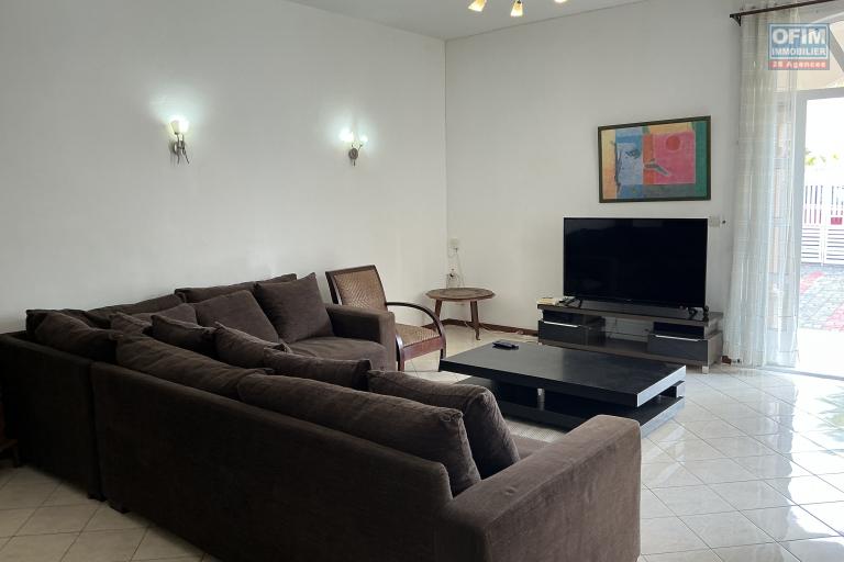 Location Maison / Villa GRAND BAIE - PEREYBERE - POINTE AUX CANONNIERS – photo 2 sur 16 – Salon spacieux