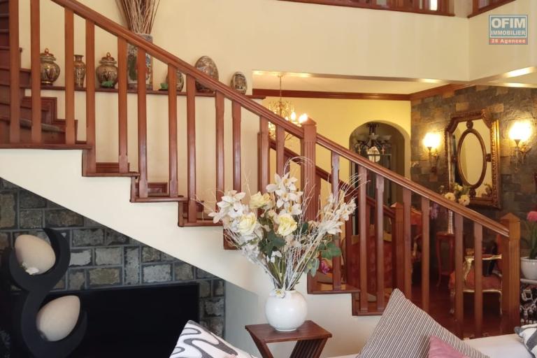 Vente Maison / Villa GRAND BAIE - PEREYBERE - POINTE AUX CANONNIERS – photo 6 sur 17 – Escalier