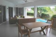 Tamarin à vendre agréable et lumineuse villa récente avec piscine, garage au calme et qui possède une vue imprenable