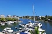 Rivière-Noire à vendre lumineux penthouse de 3 chambres à coucher, pied dans l’eau, situé dans l’unique marina résidentielle de l’ile.