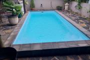 A vendre grande villa moderne de 400 m2 avec piscine privée non loin de la plage à Mont Choisy.