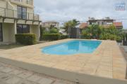Flic En Flac, à vendre, villa triplex, trois chambres située dans une résidence sécurisée avec piscine proche de la plage et des commerces