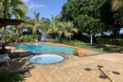Albion à vendre agréable villa 3 chambres avec piscine, jacuzzi, mezzanines, un studio indépendant et garage située au bord de l’océan avec piscine.