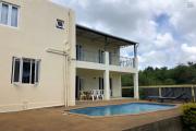 A vendre belle villa familiale de 5 chambres à coucher avec piscine privée non loin des commodités à Pereybère
