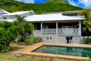 Tamarin à vendre agréable et belle villa cinq chambres avec piscine au calme possédant une vue exceptionnelle située dans un quartier résidentiel.