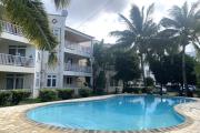 Flic En Flac à louer agréable et grand appartement 2 chambres avec piscine situé dans une résidence sécurisée à deux minutes de la plage et des commerces.