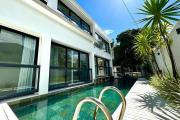 A vendre villa contemporaine des 3 chambres à coucher avec piscine et proche de la plage publique à Trou aux Biches.
