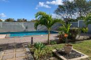 A louer un appartement de 3 chambres à coucher au premier étage d'une maison avec piscine commune à Grand Baie.