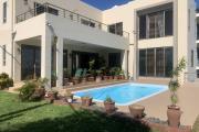 Albion à vendre grande et récente villa 4 chambres avec piscine et garage au calme.
