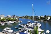 Rivière-Noire, accessible aux Mauriciens et aux étrangers, à vendre lumineux penthouse de 3 chambres à coucher, pied dans l’eau, situé dans l’unique marina résidentielle de l’ile.