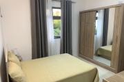 Flic En Flac à louer récent appartement, trois chambres avec piscine commune, situé au deuxième étages sans ascenseur, au calme proche plage.