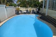 La Gaulette à vendre villa divisé en 4 appartements deux chambres avec piscine commune dans un quartier résidentiel et calme.