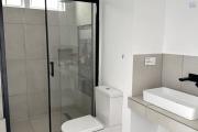 Flic en Flac à vendre récent duplex non meublé 3 chambres et un parking situé dans un quartier résidentiel et calme.