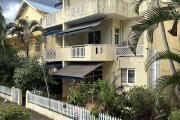  Flic en Flac à vendre Triplex 4 chambres avec piscine commune située dans une résidence sécurisée proche des commerces et de la plage au calme.