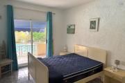  Flic en Flac à vendre Triplex 4 chambres avec piscine commune située dans une résidence sécurisée proche des commerces et de la plage au calme.