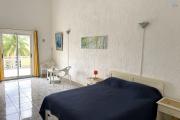  Flic en Flac à vendre Triplex 4 chambres avec piscine commune située dans une résidence sécurisée proche des commerces et de la plage au calme.