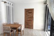 Flic en Flac à louer récent appartement 2 chambres avec piscine commune situé dans un quartier résidentiel et calme.