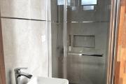 Flic en Flac à louer récent appartement 2 chambres avec piscine commune situé dans un quartier résidentiel et calme.