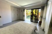  Flic En Flac à vendre triplex 4 chambres idéalement situé au calme avec piscine à 3 minutes à pieds de la plage.