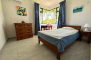  Flic En Flac à vendre triplex 4 chambres idéalement situé au calme avec piscine à 3 minutes à pieds de la plage.