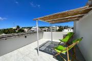  Flic En Flac à vendre triplex 4 chambres idéalement situé au calme avec piscine à 3 minutes à pieds de la plage.