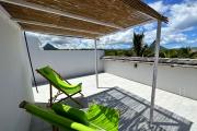  Flic En Flac à vendre triplex 4 chambres idéalement situé au calme avec piscine à 3 minutes à pieds de la plage.