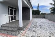 Découvrez cet appartement neuf situé en rez-de-chaussée d'une villa sécurisée, idéalement placé à proximité de Calodyne et de la plage.