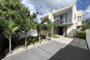Flic en Flac à louer récente villa duplex 4 chambres avec piscine située dans un quartier résidentiel et calme.
